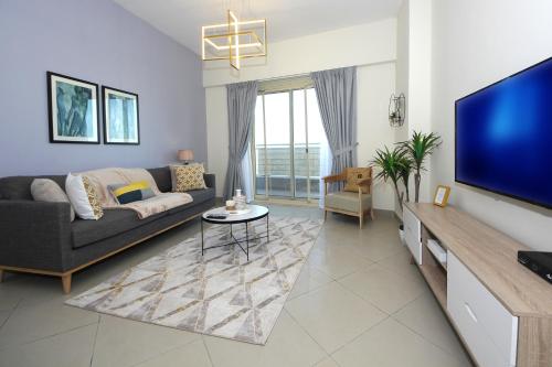 Signature Holiday Homes - Icon Tower 2 BHK Apartment JLT Dubai - image 4