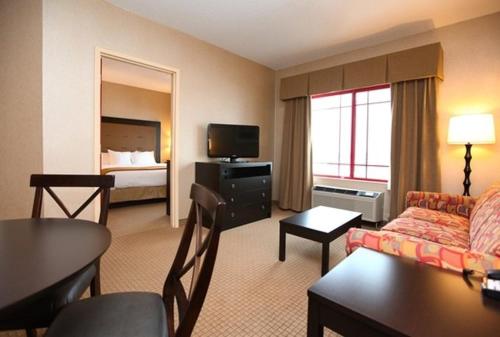 Holiday Inn Express & Suites - Olathe North, an IHG Hotel