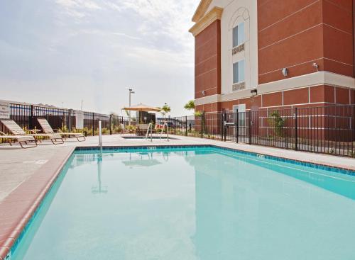 Holiday Inn Express & Suites Dinuba West, an IHG Hotel