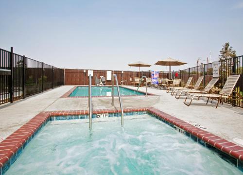 Swimming pool, Holiday Inn Express Hotel & Suites Dinuba West in Dinuba (CA)