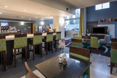 Food and beverages, Holiday Inn Express Hotel & Suites Livermore in Livermore (CA)