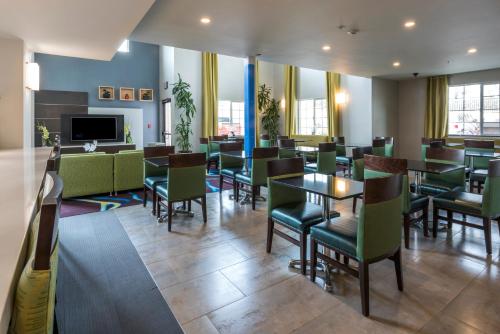 Food and beverages, Holiday Inn Express Hotel & Suites Livermore in Livermore (CA)
