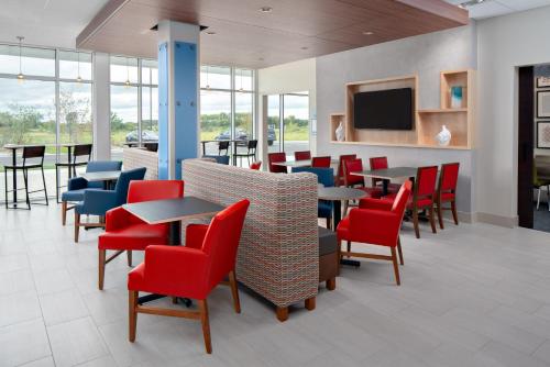 Holiday Inn Express & Suites - Elkhorn - Lake Geneva Area, an IHG Hotel in Elkhorn, USA