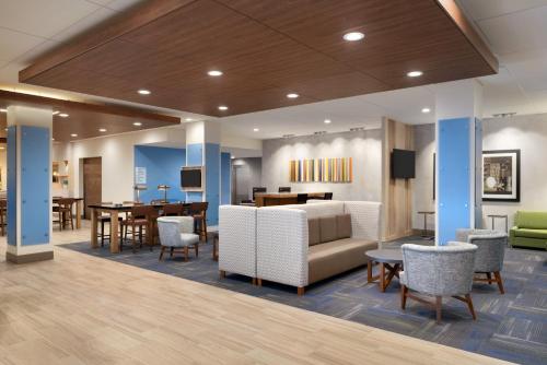 Holiday Inn Express & Suites Cincinnati South - Wilder