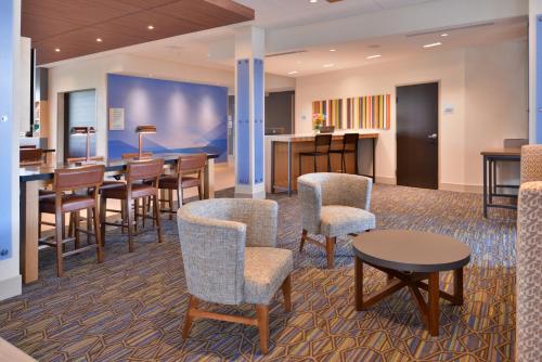 Holiday Inn Express & Suites - Olathe West, an IHG Hotel