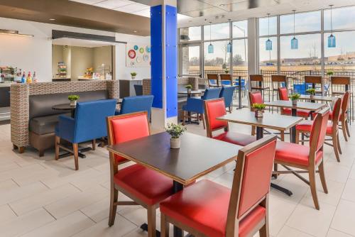 Holiday Inn Express & Suites - Kansas City - Lee's Summit, an IHG Hotel