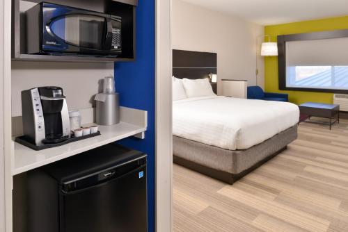 Holiday Inn Express & Suites - Kansas City - Lee's Summit, an IHG Hotel