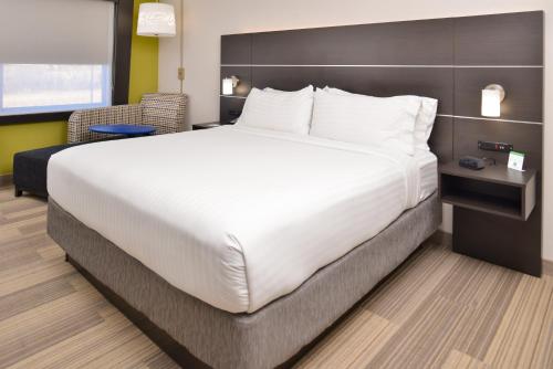 Holiday Inn Express & Suites - Kansas City - Lee's Summit, an IHG Hotel