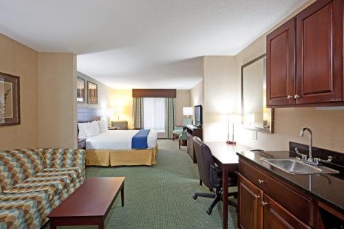 Holiday Inn Express and Suites Meriden