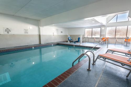 Holiday Inn Express Hotel And Suites Coon Rapids By IHG - 수영장