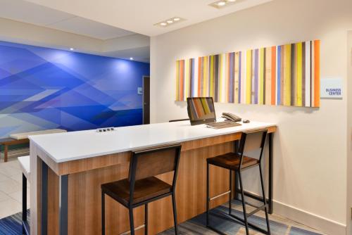 Holiday Inn Express & Suites Madison