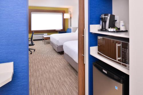 Holiday Inn Express & Suites Madison