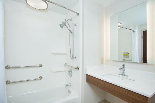King Room with Bath Tub - Disability Access/Non-Smoking 