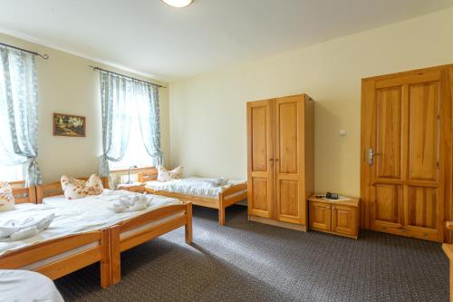 1 double bed, 1 twin bed