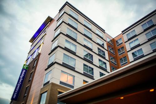 Holiday Inn Express & Suites Downtown Louisville, an IHG Hotel