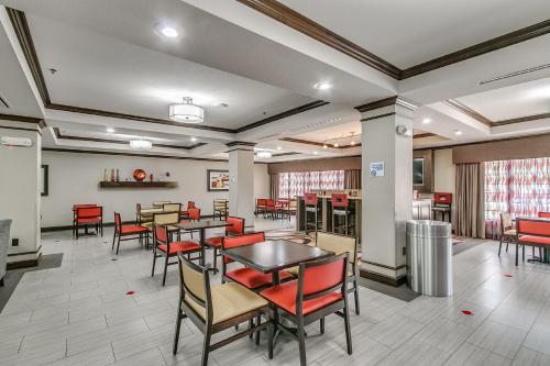 Holiday Inn Express and Suites Lubbock South, an IHG Hotel