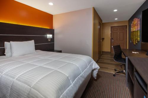 Hotel Vinea, a Travelodge by Wyndham - Tap to explore photos