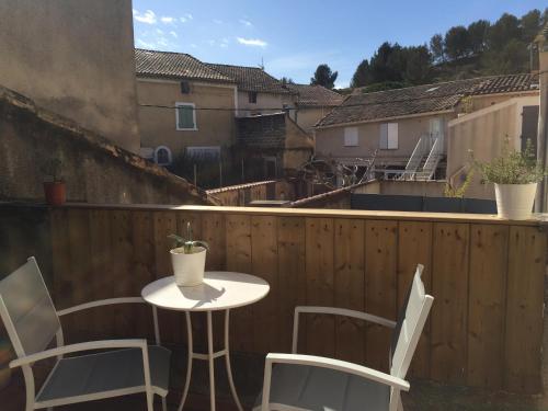 APPARTEMENT T2 avec TERRASSE ds maison de village pres d avignon