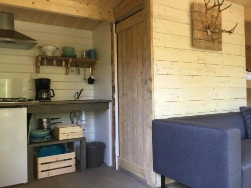 Cozy Lodge near Brattforsheden nature reserve in Storebro