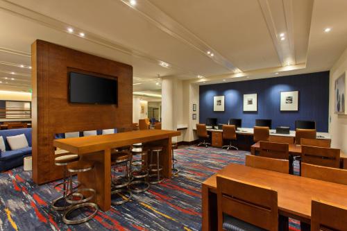 Holiday Inn Express Hotel & Suites Fisherman's Wharf an IHG Hotel - image 3