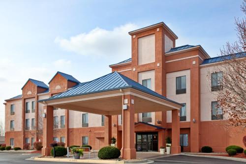 Holiday Inn Express & Suites Lansing-Leavenworth, an IHG Hotel