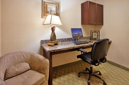 Holiday Inn Express & Suites Lansing-Leavenworth, an IHG Hotel