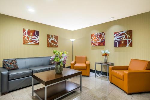 Holiday Inn Express Hotel & Suites-North East, an IHG Hotel