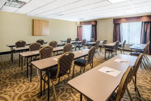 Holiday Inn Express Hotel & Suites-North East By IHG - 회의실/연회장