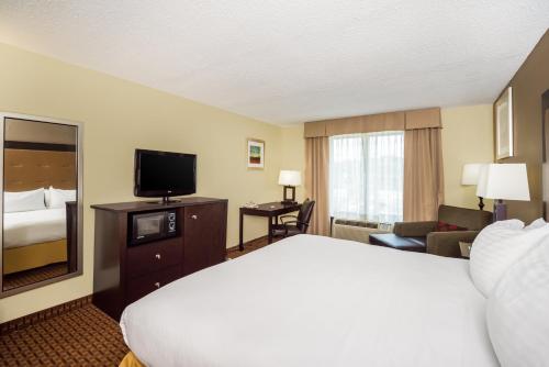 Holiday Inn Express Hotel & Suites-North East, an IHG Hotel