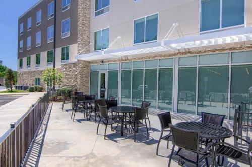 Holiday Inn Express & Suites Mobile - University Area, an IHG Hotel