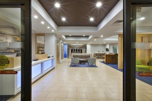 Holiday Inn Express Niles By IHG - 숙소 외관