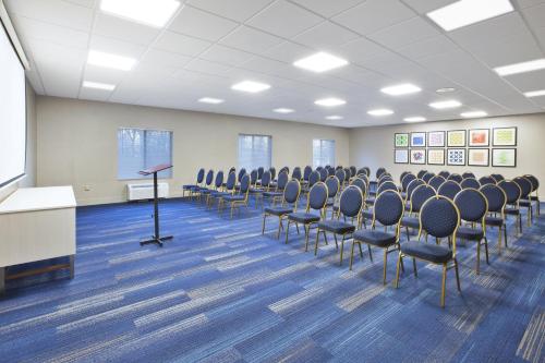 Holiday Inn Express Niles By IHG - 회의실/연회장