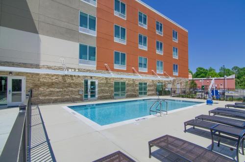 Holiday Inn Express & Suites Mobile - University Area