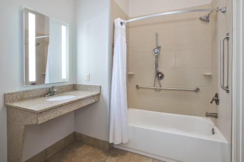 Holiday Inn Express Niles By IHG - 화장실