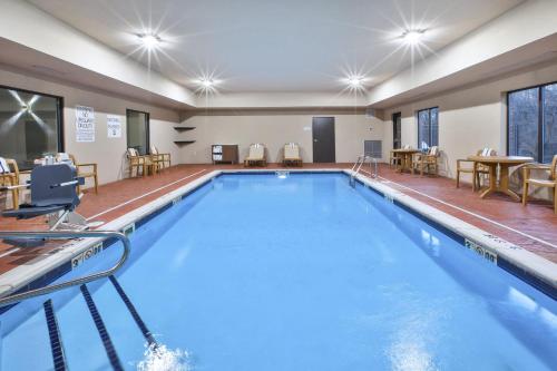 Holiday Inn Express Niles By IHG - 수영장