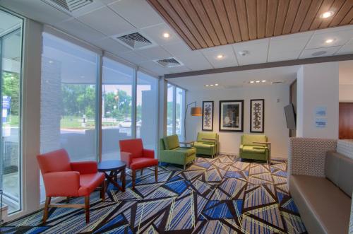 Holiday Inn Express & Suites Mobile - University Area, an IHG Hotel