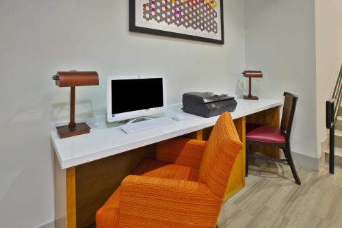 Holiday Inn Express Hotel & Suites Manchester Conference Center by IHG in Manchester, USA