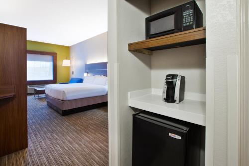 Holiday Inn Express Hotel & Suites Manchester Conference Center by IHG in Manchester, USA