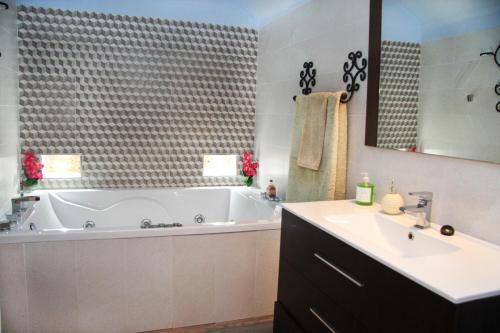 Pezsgőfürdő, Cuevas Cañada de las Piedras (Cuevas Canada de las Piedras) in Cortes Y Graena