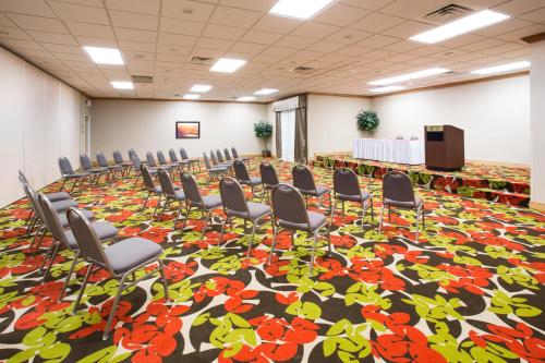 Holiday Inn Express Hotel & Suites Lexington an IHG Hotel - image 6