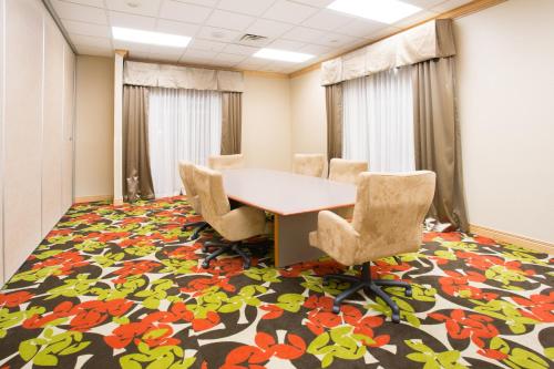 Holiday Inn Express Hotel & Suites Lexington an IHG Hotel - image 6