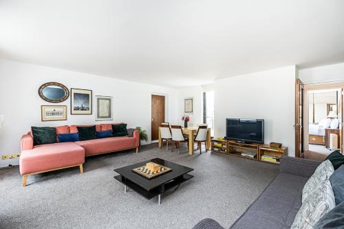 Stylish 2 Bed / 2 Bath Flat In Mayfair, Mayfair, London