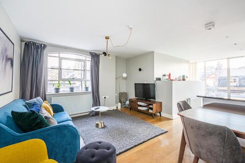 3 Bedroom Stylish Apt. With A Balcony 1 Minute From Bond Street, , London