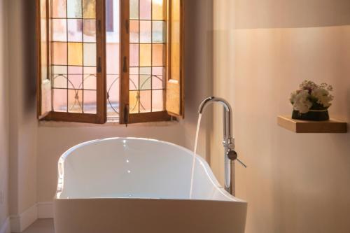 Queen Room with Spa Bath image 10
