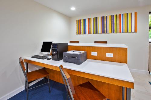 Holiday Inn Express Hotel & Suites Cincinnati Northeast-Milford By IHG - 편의 시설/서비스