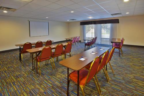 Holiday Inn Express Hotel & Suites Cincinnati Northeast-Milford By IHG - 회의실/연회장