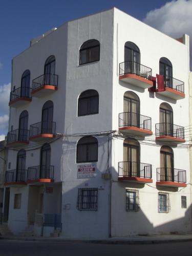 Sunset Seaview Apartments - image 5