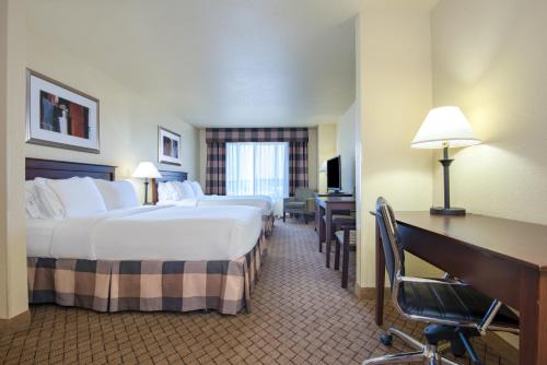 2 queen beds