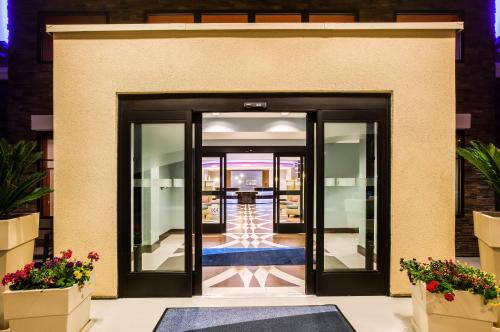 Holiday Inn Express & Suites Eureka an IHG Hotel - image 10