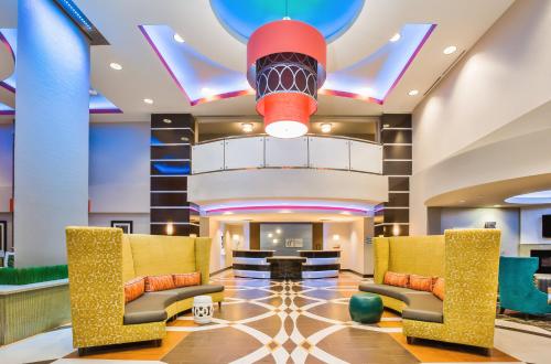 Lobby, Holiday Inn Express & Suites Eureka in Eureka (CA)